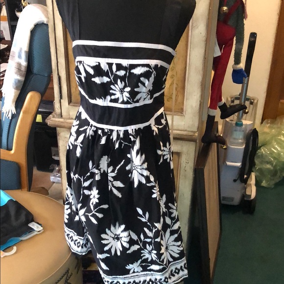 Elegant Black and White Floral Dress - Picture 1 of 12